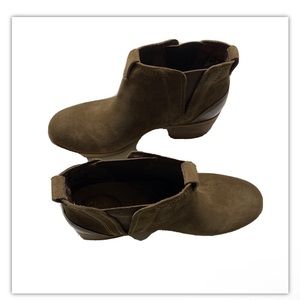 Clarks Artisian Brown/Olive Suede Leather Chelsea Ankle Booties Shoes Size 8.